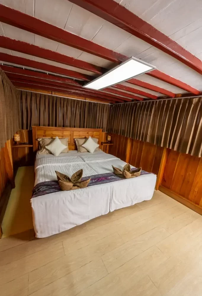 master-cabin-1-phinisi-dahayu